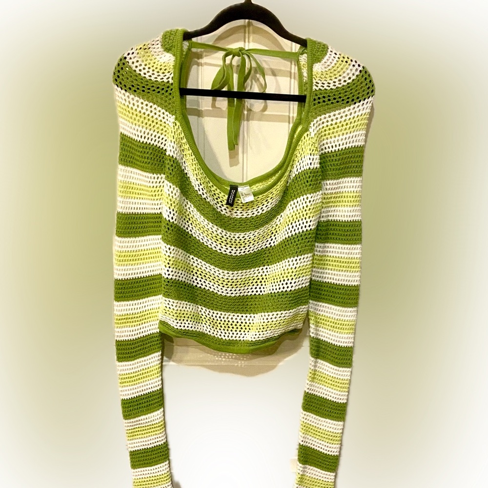 DIVIDED H&M Women’s ~ Large ~ Sweater with open back and tie.